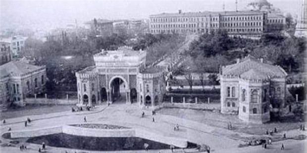 <p>Gözleri dolmuş bir hâlde ah çekerek, 'Bütün hizmetime bir kara çarşaf çektiler. Benim kimseden talep edecek hakkım yok.' diye ilâve etti...</p>
