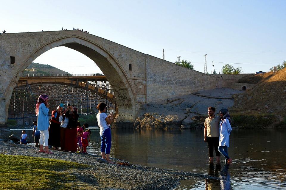 <p>Yıldız, ana kemer gözünün yaklaşık 40 metre uzunluğunda, 25 metre yüksekliğinde olduğunu ve bu özelliğiyle dünyanın ender köprülerinden biri olduğunu vurguladı.</p>

<p> </p>
