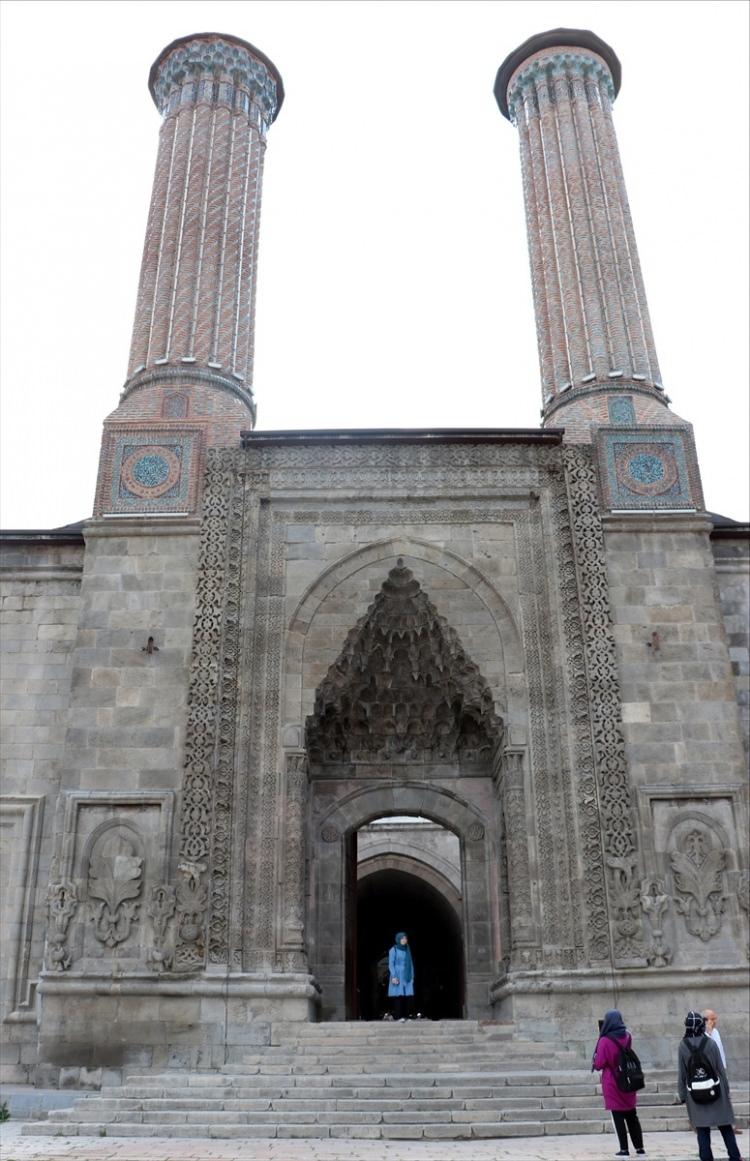 <p>Çalık, Erzurum’un bu konuda şanslı olduğunu anlatarak, "Biz doğal ve kültürel açıdan zengin bir deniz üzerinde yaşıyoruz. Bu liste içinde belirli kriterler var ve bu kriterlerin belgelerini ilgili kurumlara her sene sunuyoruz. Ülkemizden her sene bir adayımız bu listeden bir üst listeye çıkma başarısı gösteriyor. İnşallah en yakın zamanda Erzurum Çifte Minareli Medrese’miz de diğer medreselerle üst listeye taşınır." ifadelerini kullandı.</p>
