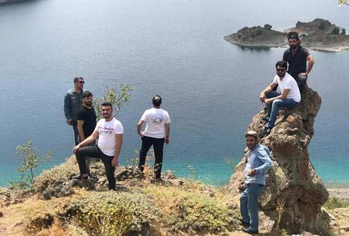 <p>Geceyi Nemrut’ta kamp yaparak geçirenlerden Halis Ölgen ise, Nemrut Krater Gölü’nü keşfettikten sonra kamp yapmak için artık çok uzaklara gitmeye gerek kalmadığını belirtti. Nemrut Krater Gölü’nde bir doğaseverin arayabileceği her şeyin mevcut olduğunu dile getiren Ölgen, “Nemrut Krater Gölü anlatılmaz ancak yaşanır. Bizler tecrübe ederek yaşadık, herkeste bunu yaşasın istiyoruz. Bu yüzden şehrin gürültüsünden sıkılan, bir nebze olsun kafa dinlemek isteyen, huzur arayan yada temiz doğa havası solumak isteyen herkesi buraya davet ediyoruz” dedi.</p>
<p> </p>