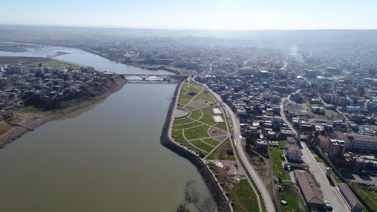 <p>Dicle Nehri toplu makineli çalışması ıslahı ve yatak tanzimi projesi kapsamında ilk aşamada Cizre şehir merkezinde 8 kilometrelik taş tahkimat yapılması öngörülürken, Milli Savunma Bakanlığı'nın talebi doğrultusunda şehir merkezinden Yakacık mevkiine kadar 21.5 kilometrelik bölümün taş tahkimatı yapılması kararlaştırıldı. 2017 yılının Aralık ayında başlayan çalışmalar, 6 aylık bir sürede tamamlandı.</p>
