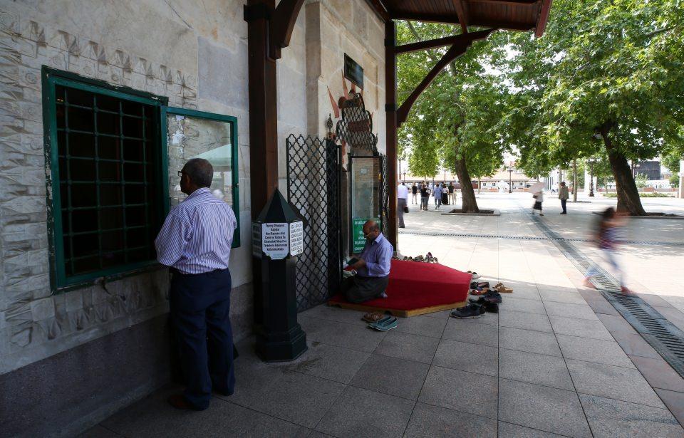 <p>Somuncu Baba ile tanışmasının ardından Hacı Bayram-ı Veli, dervişliğe meylederek Somuncu Baba'nın manevi eğitimine giriyor ve müderrislik mesleğinden ayrılıyor.</p>
