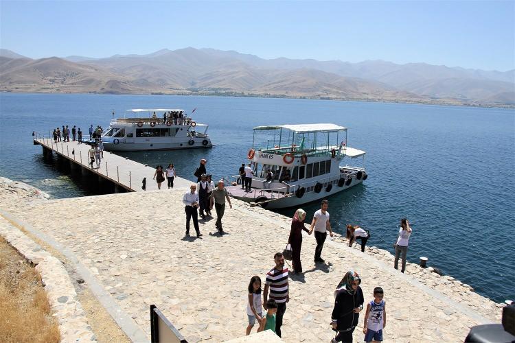 <p><strong>"Kalıcı listeye girmeyi hak eden tarihi bir miras"</strong></p>

<p>Van Kültür ve Turizm Müdürü Muzaffer Aktuğ, AA muhabirine yaptığı açıklamada, Akdamar Anıt Müzesi'nin kentin turizmi bakımından en önemli tarihsel değerlerinden biri olduğunu söyledi.</p>
