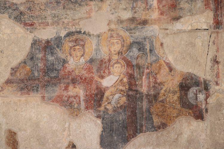 <p>Ayasofya Müzesi ile çağdaş olan ve Hristiyanların kutsal hac yolu üzerinde bulunan Niğde'deki Andaval Kilisesi'nde 22 yıldır süren kazı ve restorasyon çalışmalarında son aşamaya gelindi.</p>

<p>Merkez Aktaş beldesinde, Roma İmparatoru Konstantin'in annesi Helena adına 6. yüzyılda yaptırılan ve 1977 yılında meydana gelen patlamayla büyük bölümü zarar gören kilisede, 1996<br />
yılında kazı ve restorasyon çalışmalarına başlandı.</p>
