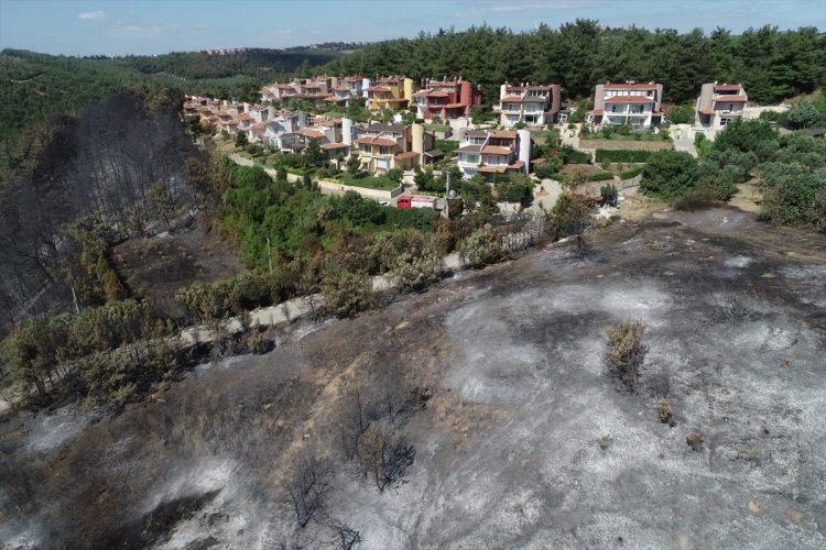<p><strong>YOL ULAŞIMA KAPANDI, ALEVLER VİLLALARA ULAŞTI</strong></p>
<p>Şiddetli poyraz nedeniyle konrol altına alınamayan yangın büyürken, saat 14.30'da BursaMudanya karayolu karşılıklı olarak trafiğe kapatıldı.</p>