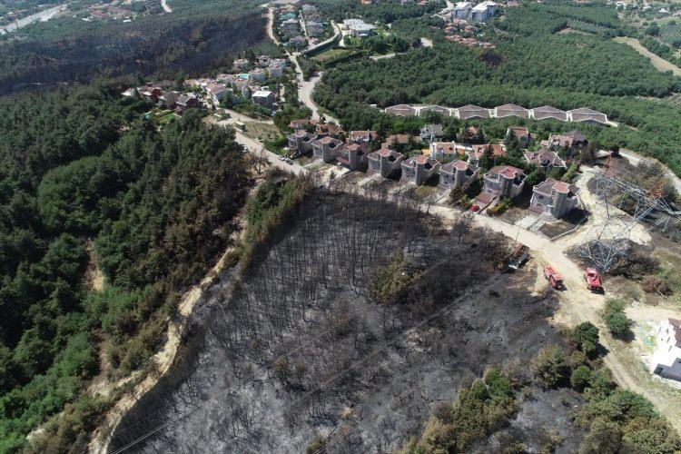 <p>Bursa-Mudanya karayolu saat 18.00'de tekrar araç trafiğine açıldı. Mudanya Belediye Başkanı Hayri Türkyılmaz yangının aynı anda birkaç yerde başlamasının düşündürücü olduğunu belirtip, "Yangını rant amacıyla çıkartan olursa onlara bu fırsatı vermeyeceğim" dedi.</p>