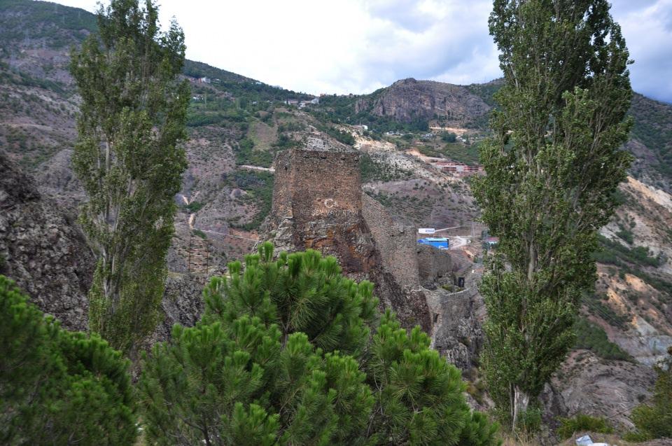 <p>Kalede bir dizi restorasyon gerçekleştirileceğine dikkati çeken Kocatepe, 2019 yılında Artvin Kalesi'nin artık uzaktan görünen bir yer değil, sürekli gezilen bir alana dönüşeceğini kaydetti.</p>
