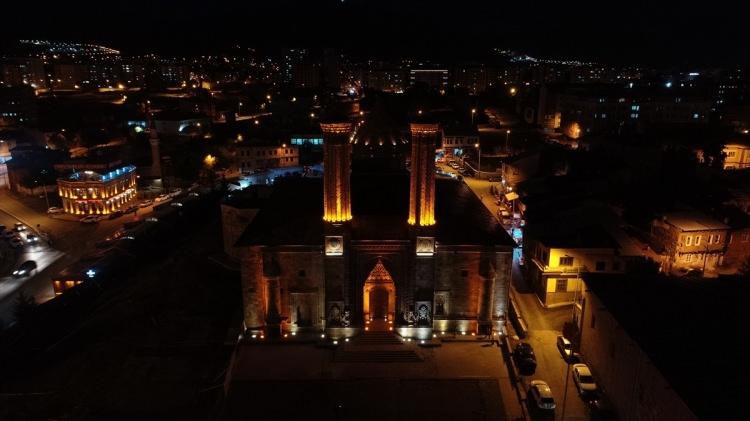 <p>Barındırdığı çift başlı kartal, hayat ağacı, ejder ve çeşitli bitkisel süslemeleriyle kente gelen turistlerin ilgisini çeken medrese, devam eden çevre düzenlemesine rağmen ziyaretçi akınına uğruyor.</p>
