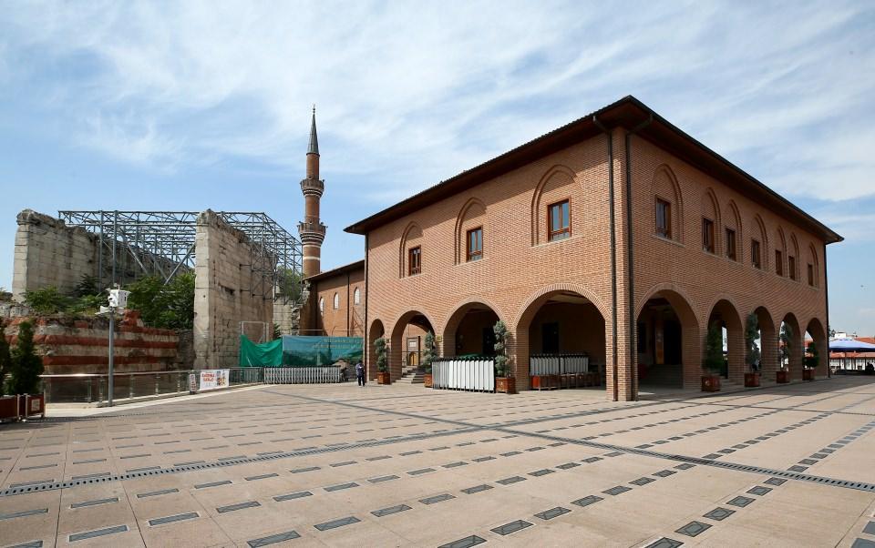 <p>Hacı Bayram-ı Veli Camisi ve çevresindeki farklı kültürlere ve dönemlere ait eserler, Ankara'nın en önemli kültür hazineleri olarak yerli ve yabancı misafirlerini ağırlıyor.</p>
