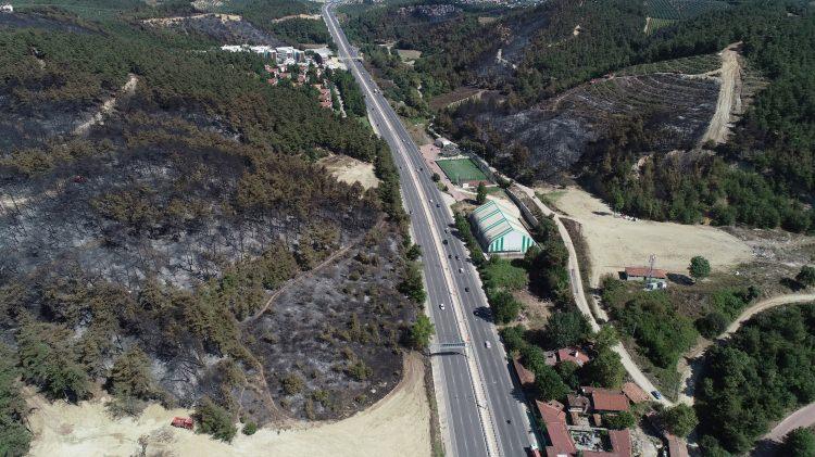 <p>Bursa'nın Mudanya ilçesinde dün öğle saatlerinde başlayan ve rüzgarın da etkisi ile kısa sürede yayılarak yerleşim alanlarına da ulaşan yangında, 20 hektar ormanlık alanın zarar gördüğü açıklandı.</p>
