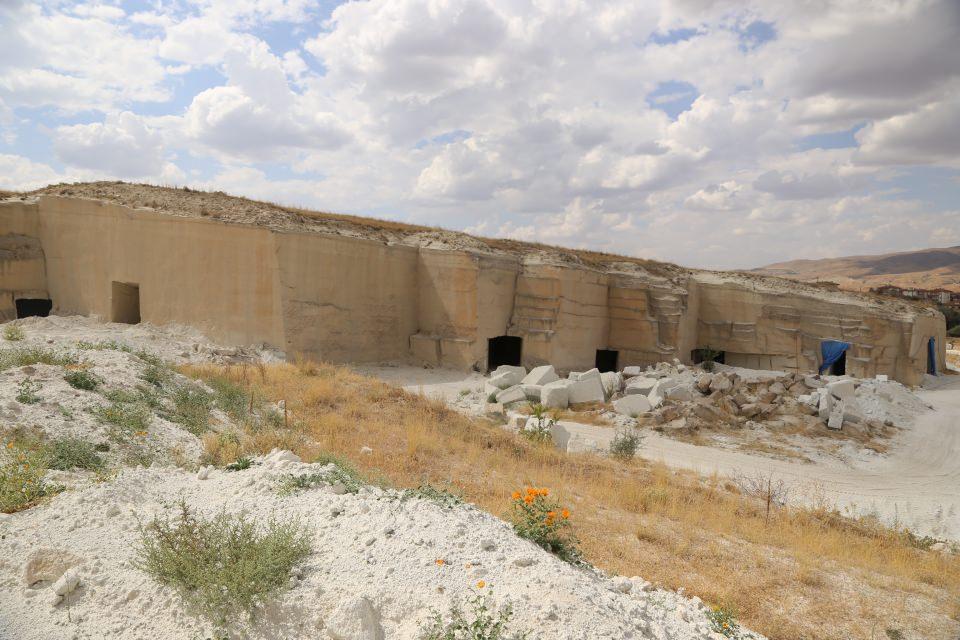 <p>Gülyaz, inşaatın tamamlanmasıyla müzenin Kapadokya'ya ayrı bir değer katacağını dile getirerek, "2019 Temmuz ayında ziyarete açılmasını hedefliyoruz. Kapadokya Müzesi yerin altında bulunan, yüzde yüz doğal bir yapı olduğu için dünyadaki en önemli müzeler arasında yer alacak. Çünkü bu müzenin bir ikincisi inşa edilmedi." dedi.</p>
<p> </p>