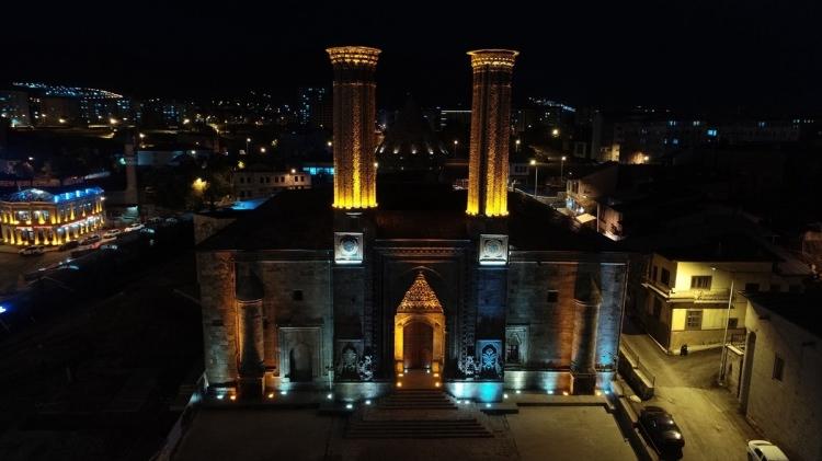 <p>Selçuklu Devleti’nin Anadolu’daki seçkin eserlerinden olan ve UNESCO’nun Dünya Miras Geçici Listesi’ne alınan Çifte Minareli Medrese, Türkiye’nin farklı illerinden gelen turistlerin yanı sıra yurt dışından kente gelen yabancı turistlerin de uğrak noktası.</p>
