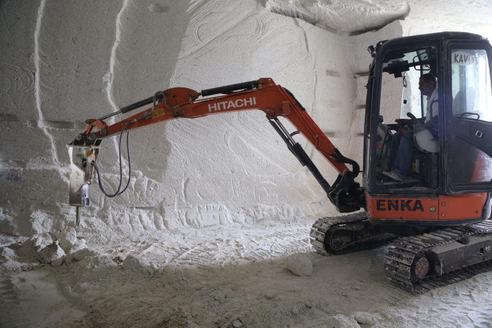 <p>Üzerinde endemik bitkilerin yetişeceği doğal ortama sahip, 50 bin metrekare açık alan, 7 bin metrekare kapalı alana sahip olacak müzede, bin 500 metrekare büyüklüğünde teşhir alanının yanı sıra çok amaçlı konferans salonu, belgesel izleme odaları, çocuklar için oyun atölyeleri ve araştırma merkezi bulunacak.</p>

<p> </p>
