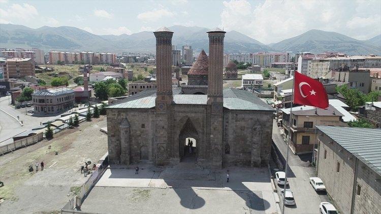 <p>Çalık, bu düzenlemelerin yanı sıra çevresel düzenlemelerin devam ettiğini belirterek, "Medresede yapısal ve görsellerin güçlendirmeleri yapıldı. Minarelerdeki çinilerin tamamlanması ve çürümüş taşların değiştirilmesi gibi klasik restorasyon çalışmalarını da gerçekleştirdik." diye konuştu.</p>
