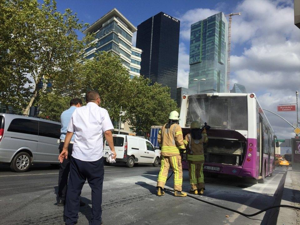 <p>Levent'te seyir halindeki otobüste yangın çıktı. Bu sırada yoldan geçen diğer halk otobüsü sürücüleri yangın söndürme tüpleriyle alevlere müdahale etti. Olay yerine gelen itfaiye ekiplerinin çalışması sonucu yangın kısa sürede söndürüldü.</p>

<p> </p>
