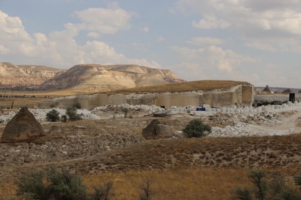 <p>İçinde, milyonlarca yıl öncesine ait fosiller ile çeşitli dönemlere ait arkeolojik ve tematik bölümlerin olacağını anlatan Gülyaz, müzenin ayrıca, bölgeye özgü kaya yapısı nedeniyle ortam ısısını hapsetme özelliğine sahip olacağını, yaz aylarında serinletmek, kış aylarında da ısıtmak için bir enerji sarf edilmesine gerek olmadığını kaydetti.</p>