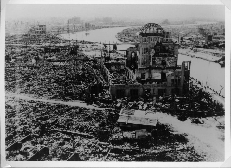 <p>Hiroşima'nın yüzde 70’ini yok eden uranyum katkılı ve yaklaşık 13 bin TNT (tri-nitro-toluen) kuvvetindeki bomba, merkezinde 3 bin santigrat derece ısı oluştururken, 1,5 kilometre çapındaki alanda her yeri dümdüz etti. Atom bombası, ilk aşamada 80 bin ve 1945 sonuna dek ise 140 bin insanın ölümüne yol açtı.</p>
