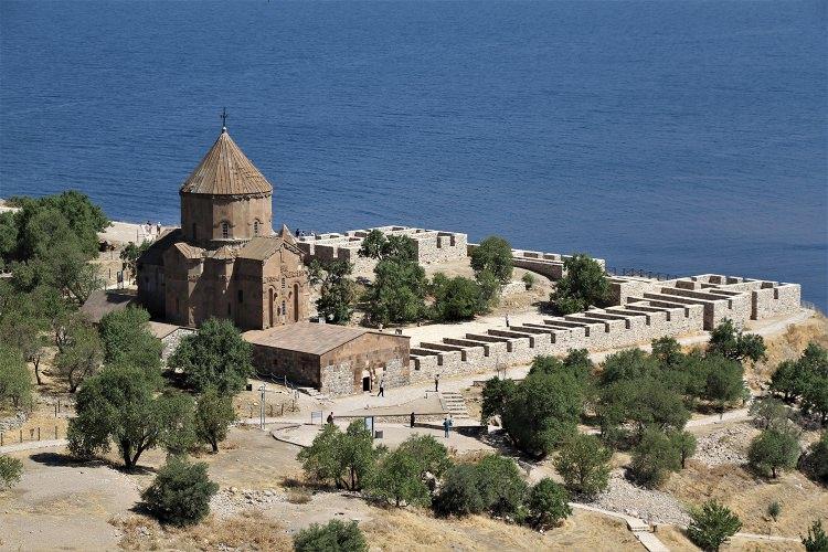 <p> Adada yapılan yürüyüş yolları, çevre düzenlemeleri, seyir alanları ve ışıklandırmaların adaya önemli değer kazandırdığını vurgulayan Aktuğ, "Her yıl bir eserin UNESCO'ya müracaatı yapılıyor. Müzeler Genel Müdürlüğümüzle yaptığımız görüşmede, bu yıl Akdamar Anıt Müzesi'nin kalıcı listeye alınması için çalışma başlatıldığı haberini aldık." diye konuştu. </p>
<p> </p>