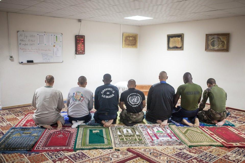 <p>Lübnan'da bulunan bir imam-asker de, ordunun müslüman personeline namaz kıldırıyor, hutbe veriyor. </p>