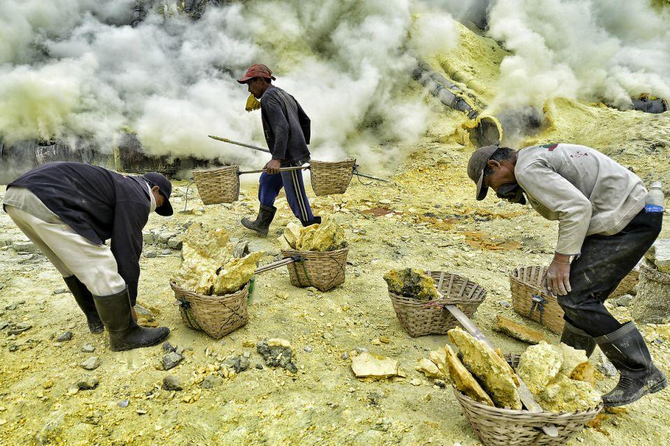 <p> İşçiler, hergün 14 ton sülfürü madenden çıkarıyor. </p>