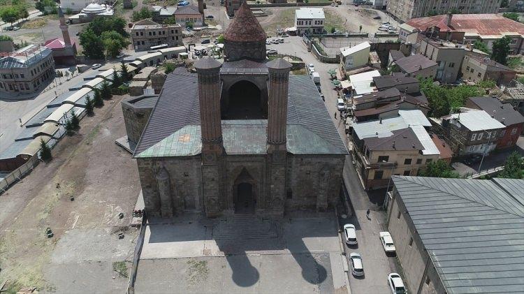 <p>Çifte Minareli Medrese’nin ziyaretçi sayılarının her sene artış gösterdiğini vurgulayan Çalık, "Erzurum" denilince insanların kafasında medresenin geldiğini kaydetti.</p>
