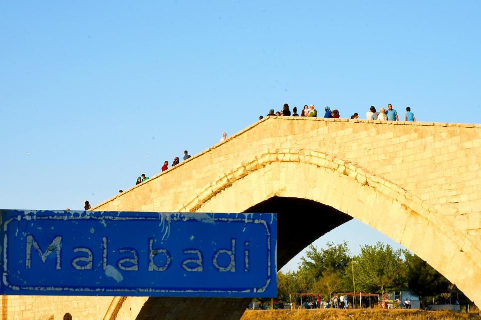 <p>Yıldız, köprünün, sanat tarihi alanında çok önemli olduğunu ve bir an önce UNESCO'nun asıl listesine girmesi gerektiğini dile getirerek, "Döneminin özelliklerini yansıtan köprüyle ilgili Evliya Çelebi, 'Ayasofya kubbesini alın, Malabadi Köprüsü'nün altına bırakın, köprünün altına girer' diyor. Malabadi, özelliklerinden dolayı bir an önce asıl listeye kabul edilmeli." ifadelerini kullandı.</p>

<p> </p>
