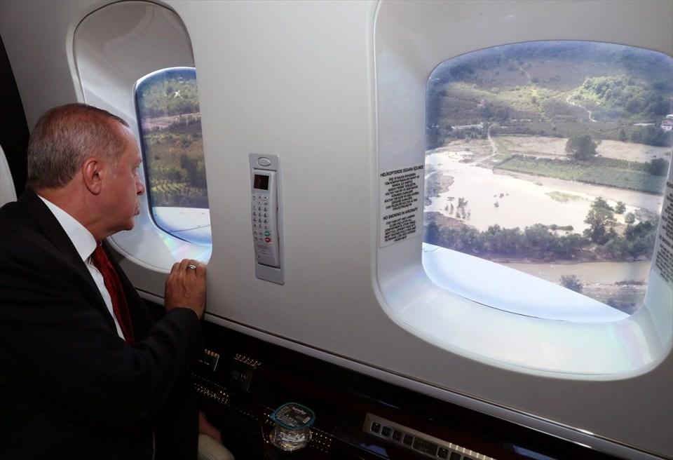 <p>Türkiye Cumhurbaşkanı Recep Tayyip Erdoğan, yaşanan sel felaketi nedeniyle geldiği Ordu'da helikopterden zarar gören alanları inceledi.</p>

<p> </p>

