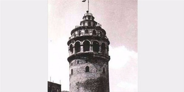 <p>Sultan Abdülhamid´in cenazesi muhafızlar, Enderûn-ı Hümâyûn ağaları ve saray erkânı nezaretinde Hırka-i Saadet´in yeşil ve yaldızlı kapısı önüne getirildi...</p>
