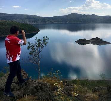 <p>Geceyi Nemrut Krater Gölü’nün hemen yamacına kurdukları çadırlarda geçiren doğasever turistler geceyi doğa ile baş başa geçiriyor. Gece geç saatlere kadar yaktıkları ateşin etrafında şarkılar seslendiren turistler, Avrupalı Seçkin Destinasyonlar (EDEN) Projesi kapsamında "Mükemmeliyet Ödülü" alan Nemrut Dağı ile Nemrut Krater Gölü'nde keyifli saatler geçiriyor.</p>