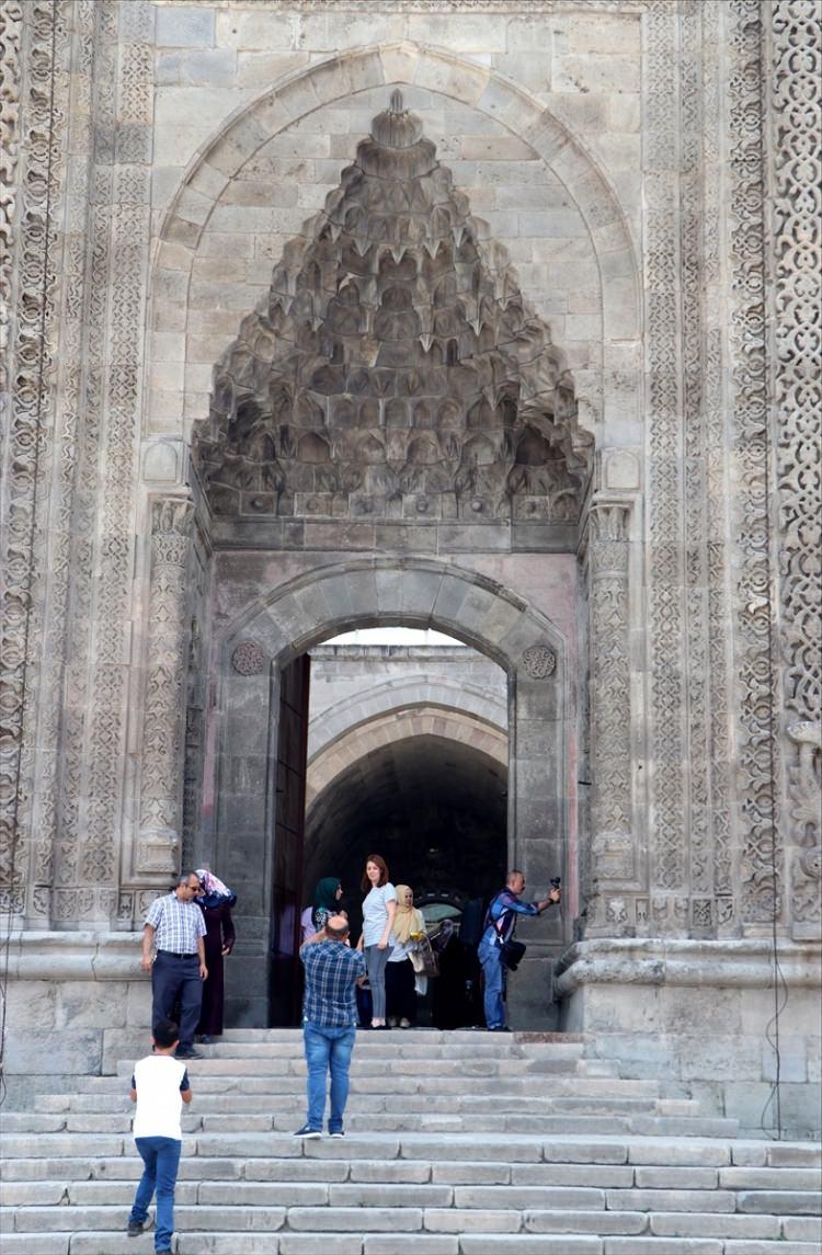 <p>Çalık, şöyle devam etti: "Medreseye gelen ziyaretçi sayısı bakımından ciddi bir yoğunluğumuz var ve bu sayı her yıl artarak devam ediyor. Biz bunu avantaja çevirmenin planlarını yapıyoruz ve burayı vakıf eserleri müzesi haline getirmeye çalışıyoruz.”</p>
