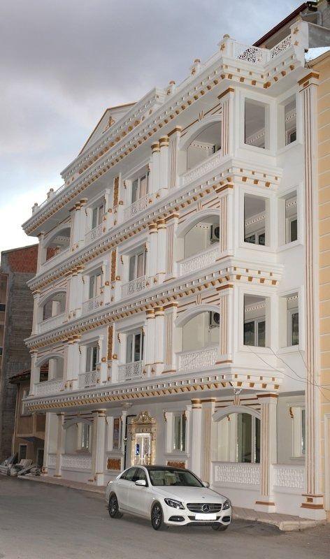 <p>Malatya’da büyük bir bölümü altın kaplama olan apartman görenleri hayrete düşürüyor.</p>

<p> </p>
