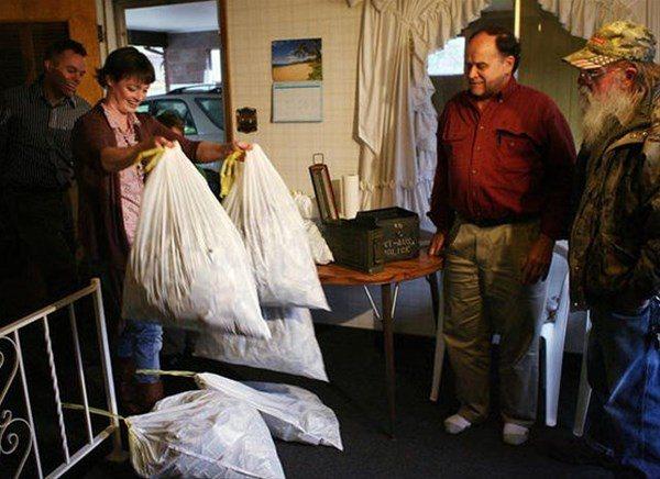 <p>Poşetler dolusu para bulan çift, eski ev sahiplerine parayı teslim ettiler.</p>
<p> </p>