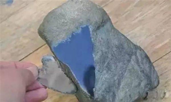 <p>Taşın üst katmanını soyunca gözlerine inanamadı.</p>

<p> </p>
