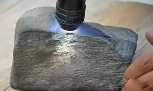 <p>Taşın üst katmanı soyulunca içinden zümrüt taşı çıktı. </p>

<p> </p>
