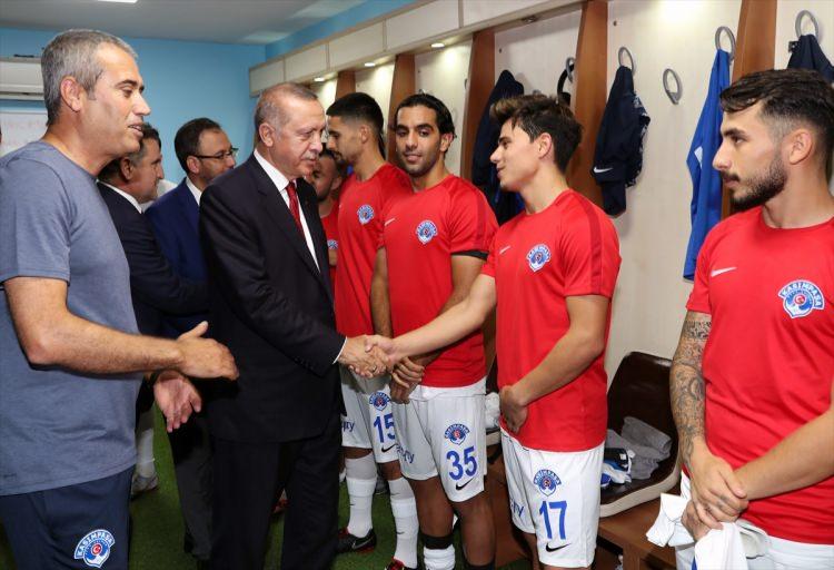 <p>Erdoğan iki takımın soyunma odalarını ziyaret ederek futbolculara ve teknik heyetlere başarılar diledi.</p>
