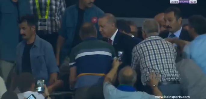<p>Stada giriş anonsu yapıldığındaa stadyumu dolduran taraftarlar büyük coşkuyla ayağa kalktı ve Erdoğan'ı alkışlarla karşıladı.</p>
