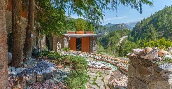 <p>1- Andorra dağlarında bulunan bu altı yatak odalı ev şu anda 29.9 milyon dolara piyasada. </p>

<p>Ev, bir at ahırı da dahil olmak üzere birkaç müştemilata sahip. Andorra Prensliği, güneybatı Avrupa’da, Fransa ve İspanya arasında küçük bir ülke.</p>
