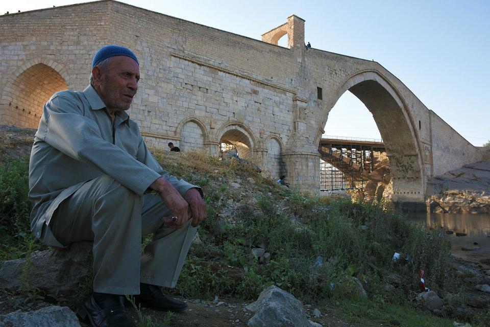 <p>Malabadi'nin, sel taşkınları nedeniyle yıkılan iki köprünün yerine, 1145 yılında Timurtaş oğlu Necmettin-i İlgazi tarafından yapıldığını aktaran Yıldız, "ana gözlü" ve "yolu dik olan" köprüler grubuna giren yapının, barındırdığı han odaları ve tuvaletiyle dikkati çektiğini söyledi.</p>

<p> </p>
