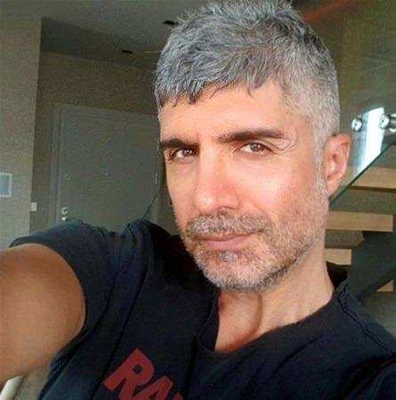 <p>Her zaman siyah saçları ve şıklığıyla sevenlerinin karşısına çıkan Deniz, bu kez beyazlaşmış saçlarını saklama gereği duymadı.Deniz’in paylaşımının altına çok sayıda yorum yapılırken bazı takipçilerinin “Yaşlandın artık, evlen de çoluk çocuğa karış” yazdığı görüldü. </p>

<p> </p>
