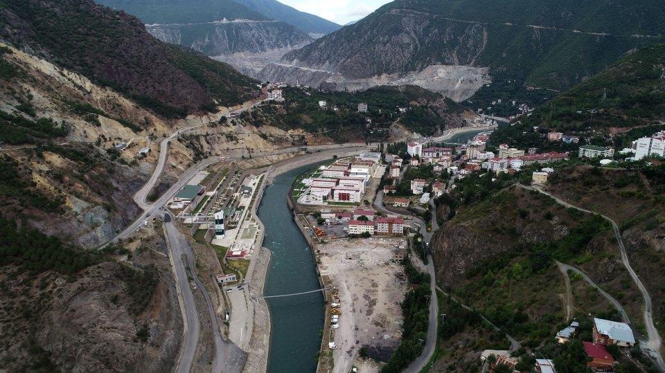 <p><strong>Kurt, yaklaşık bin yıllık bir geçmişi olan kalenin turizme kazandırılması için geçmiş yıllarda bir restorasyon yapıldığını hatırlatarak, şunları kaydetti:</strong></p>

<p>"Kalemizi turizme açabilmek için şuan çevre düzenlemesi, yürüyüş yolları gibi alt yapı çalışmalarının yapılması lazım. Bir miktar Doğu Karadeniz Kalkınma Ajansı'ndan ödenek çıkmış. Biz de kurum olarak hem teknik destek vereceğiz hem de restorasyon ihtiyacıyla ilgili gerekli yardımlarda bulunacağız. Bu kalemizi Artvin turizmine kazandırmak için Artvin Belediyemizle işbirliği halindeyiz. Önümüzdeki günlerde bu süreç başlayacak." </p>
