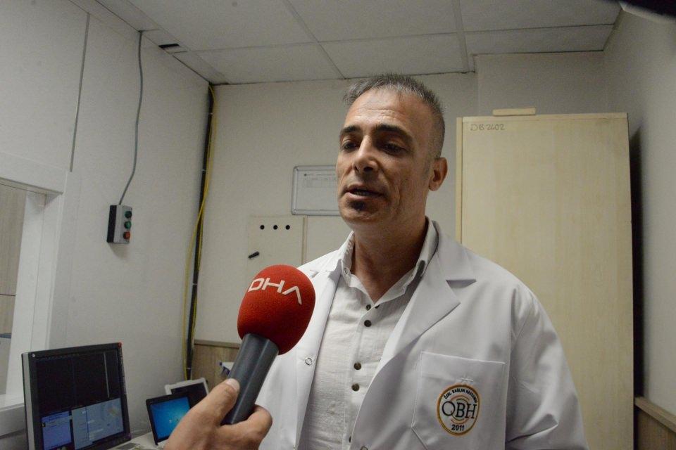 <p> Tercüman gerekiyordu; ama burada tercümansız bir şekilde hastalarımızla anlaşabiliyoruz. Türkiye’nin başka yerinde ve hastanelerde bunu duymadım ve şahit de olmadım. Tercüman aracılığıyla yapıldığını biliyorum. Teknik destek veren kişiler bunu yüklediler. Bunlar yüklenebiliyor. Bize has bir şey değil, başka cihazlara da yüklenebilir" diye konuştu.</p>
