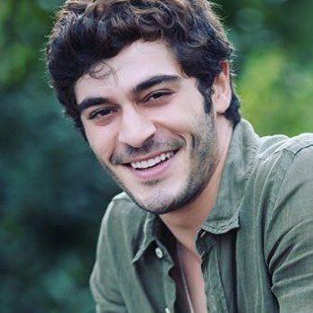 <p>Bizim Hikaye dizisinde performansı ile büyük beğeni toplayan Burak Deniz'in ise 2.5 milyon takipçiye sahip. </p>
