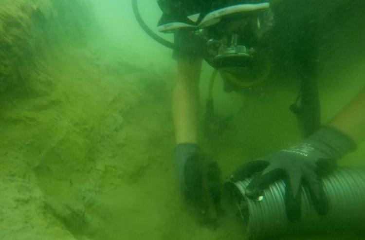 <p>4 yıl önce suların çekilmesiyle havadan tesadüfen görüntülenen 20 metre açıkta 5 metre derinlikteki bazilikada yapılan arkeolojik kazılar titizlikle sürüyor.</p>
