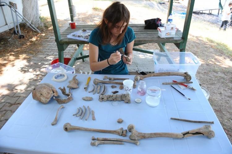 <p>15 kişilik sualtı arkeolog ekibiyle yapılan çalışmalar ekibi tarafından görüntülendi.</p>