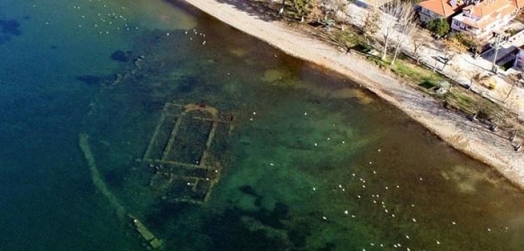 <p>2014 yılında havadan çekilen fotoğraflar sayesinde İznik Gölü içerisinde farkedilip daha sonra yapılan araştırmalar neticesinde 2 bin yıllık bazilika olduğu keşfedilen tarihi yapıdaki su altı kazıları büyük bir titizlikle sürdürülüyor.</p>
