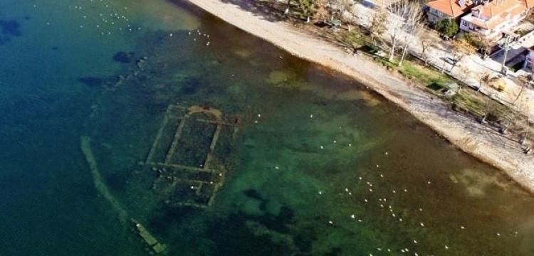<p>2014 yılında havadan çekilen fotoğraflar sayesinde İznik Gölü içerisinde farkedilip daha sonra yapılan araştırmalar neticesinde 2 bin yıllık bazilika olduğu keşfedilen tarihi yapıdaki su altı kazıları büyük bir titizlikle sürdürülüyor.</p>