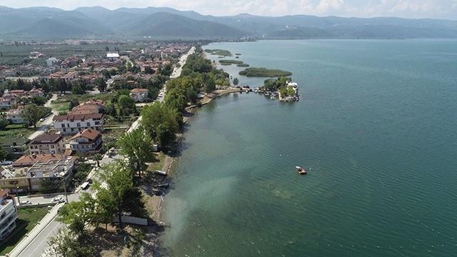 <p>Türkiye’nin en önemli su altı kazısının İznik Gölü’ndeki bazilikada gerçekleştirildiğini vurgulayan Şahin, “Bugüne kadar Türkiye’de yapılan su altı çalışmalarında batık tespitleri veya batık kazıları yapıldı. Onun dışında mimariye yönelik herhangi bir kazı söz konusu değil. Özellikle ben burada kazılarda yüksek lisans ve doktora öğrencilerimizle çalışmak istiyorum. Bunun sebebi de kurumsallaştırıp su altı arkeolojisini Türkiye’de yaygınlaştırmayı hedefliyoruz” diye konuştu.</p>