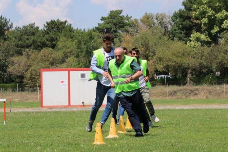 <p>Erzincan Vedat Çimen Spor Tesisleri'nde sürdürülen antrenmanlarda, kaçan kurbanlıklara ucunda halka olan ip ile kement atmayı ve uyuşturucu silahla nasıl müdahale edileceğini uygulamalı öğrenen ekip, günde 6 kilometre koşunun yanı sıra şınav ve mekik çekme gibi fiziksel dayanıklılığı artıran çalışmalar da yapıyor.</p>
<p> </p>