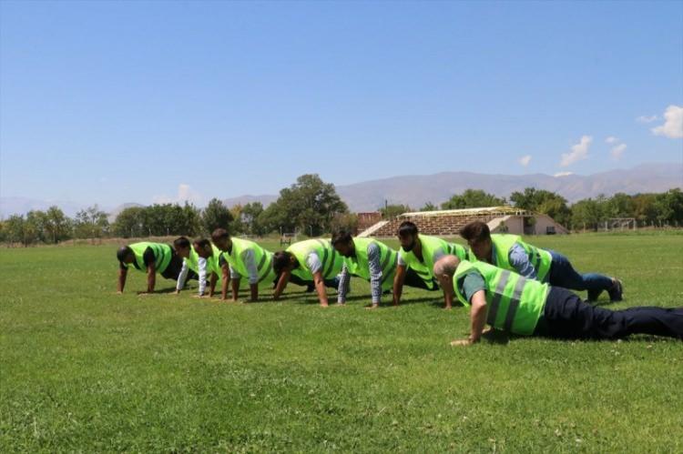 <p>Özellikle araçların giremediği dar sokaklarda atlı ekip ve drone ile takipler gerçekleştirmeyi hedefleyen tim, antrenmanlarını bayrama kadar düzenli devam ettirecek.</p>

<p> </p>
