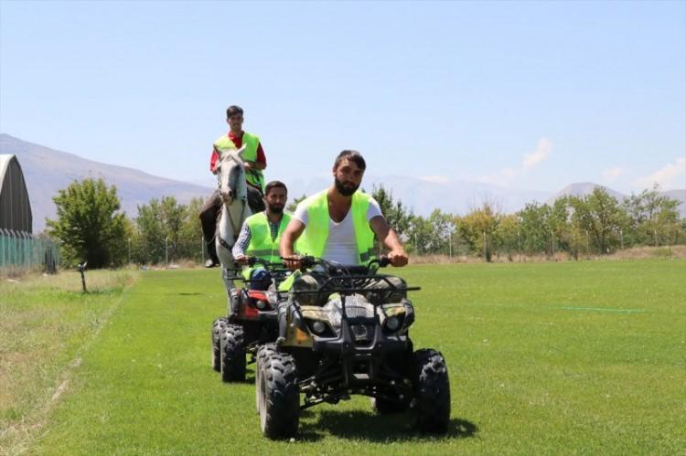<p>Bunun yanında at üzerinde kement atıp kurbanı yakalayabilecek bir süvari ekibimiz olacak" dedi.</p>
<p> </p>